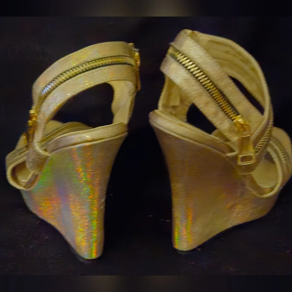 Machi Glittery Gold Platform Wedge Sandals w/Zipper Accents - Size 7